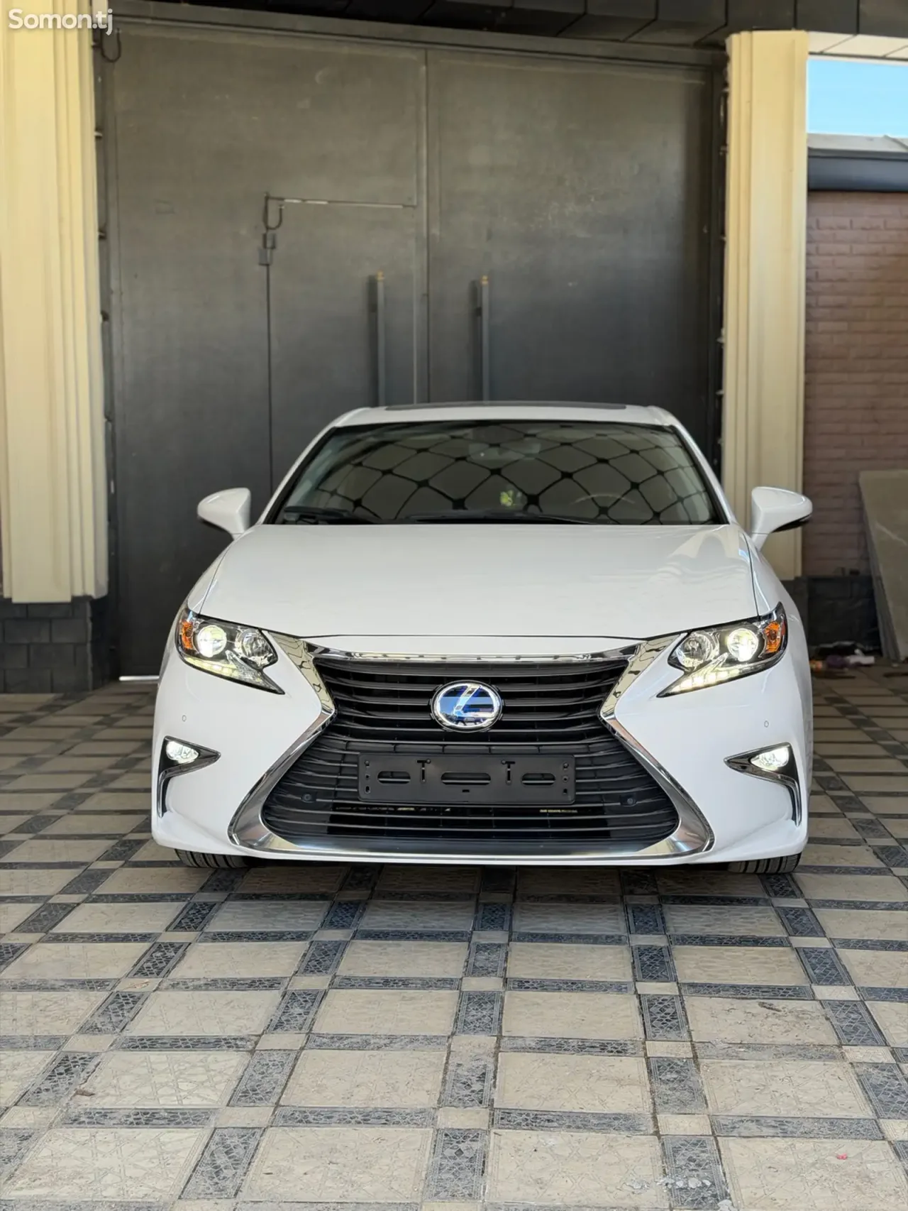 Lexus ES series 2016 · 2.5 AT