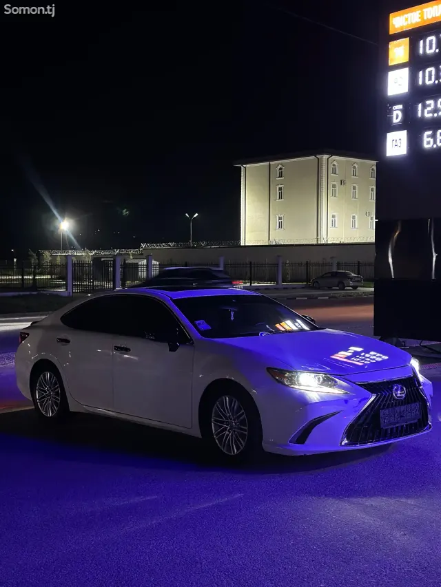 Lexus ES series 2013 · 3.5 AT