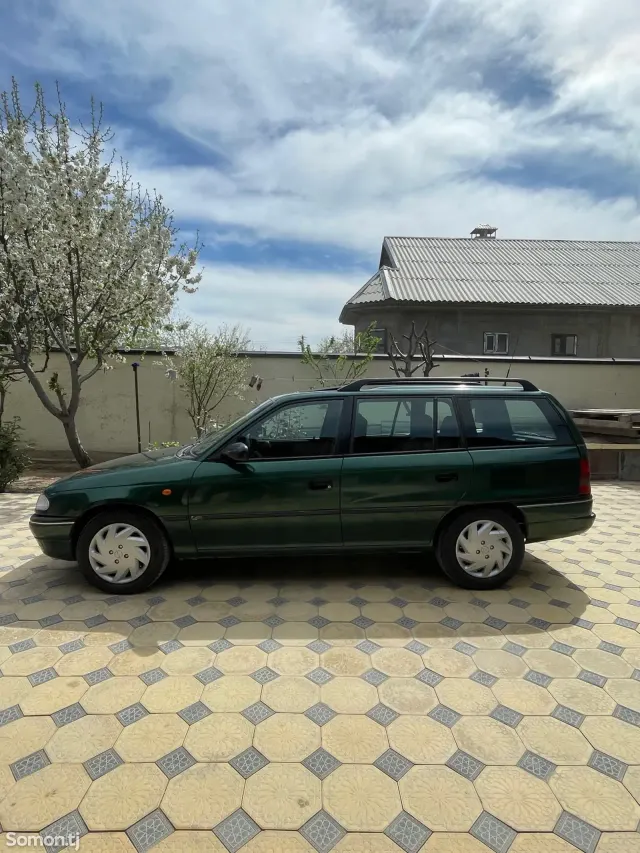 Opel Astra F 1998 · 1.6 MT
