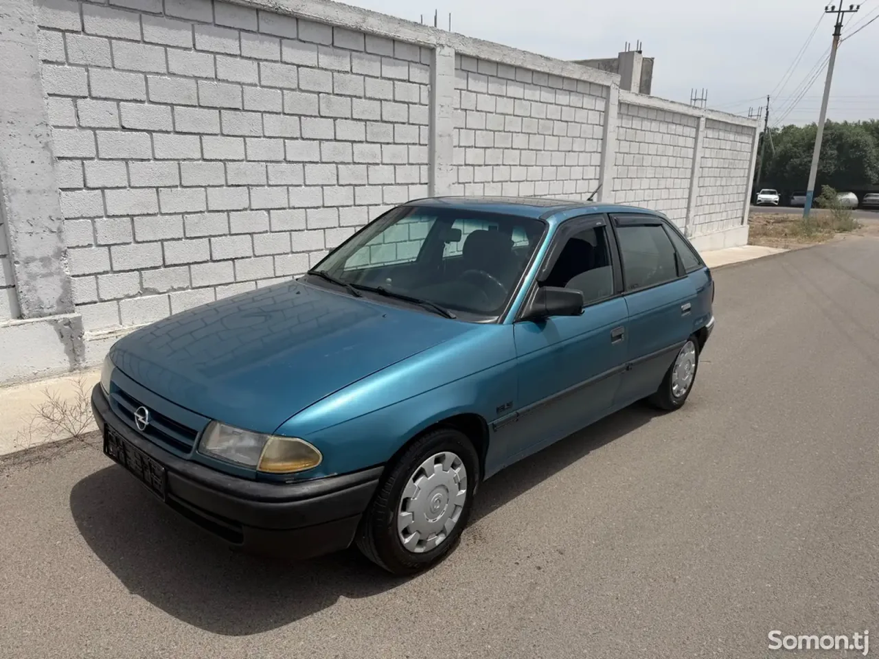 Opel Astra F 1993 · 1.6 MT