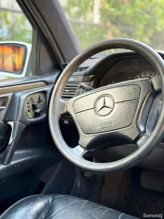 Mercedes-Benz E class 1997 · 2.3 AT