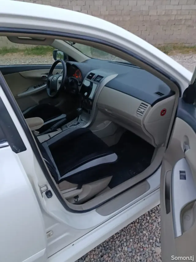 Toyota Corolla 2013 · 1.8 AT