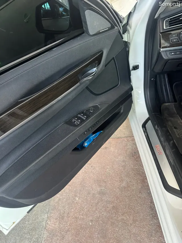 BMW 7 series 2015 · 4.0 AT