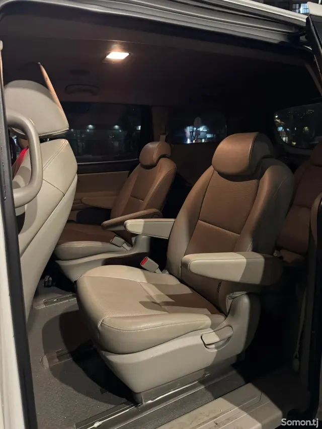 Kia Carnival 2019 · 2.2 AT