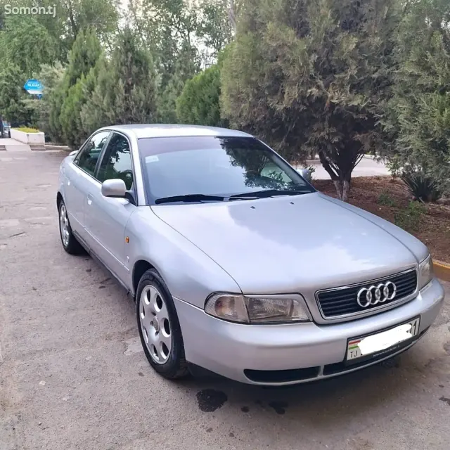 Audi A4 1998 · 1.8 MT