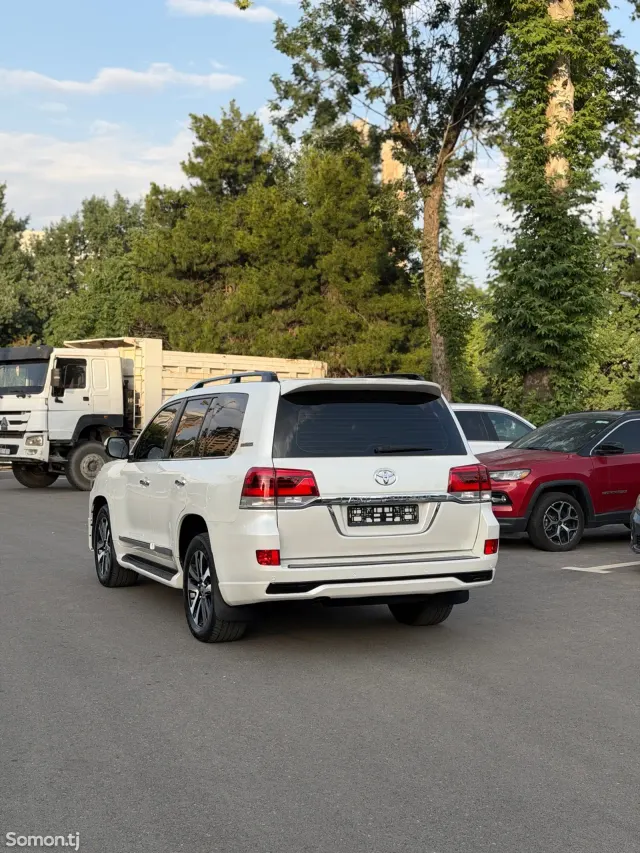 Toyota Land Cruiser 2016 · 4.6 AT