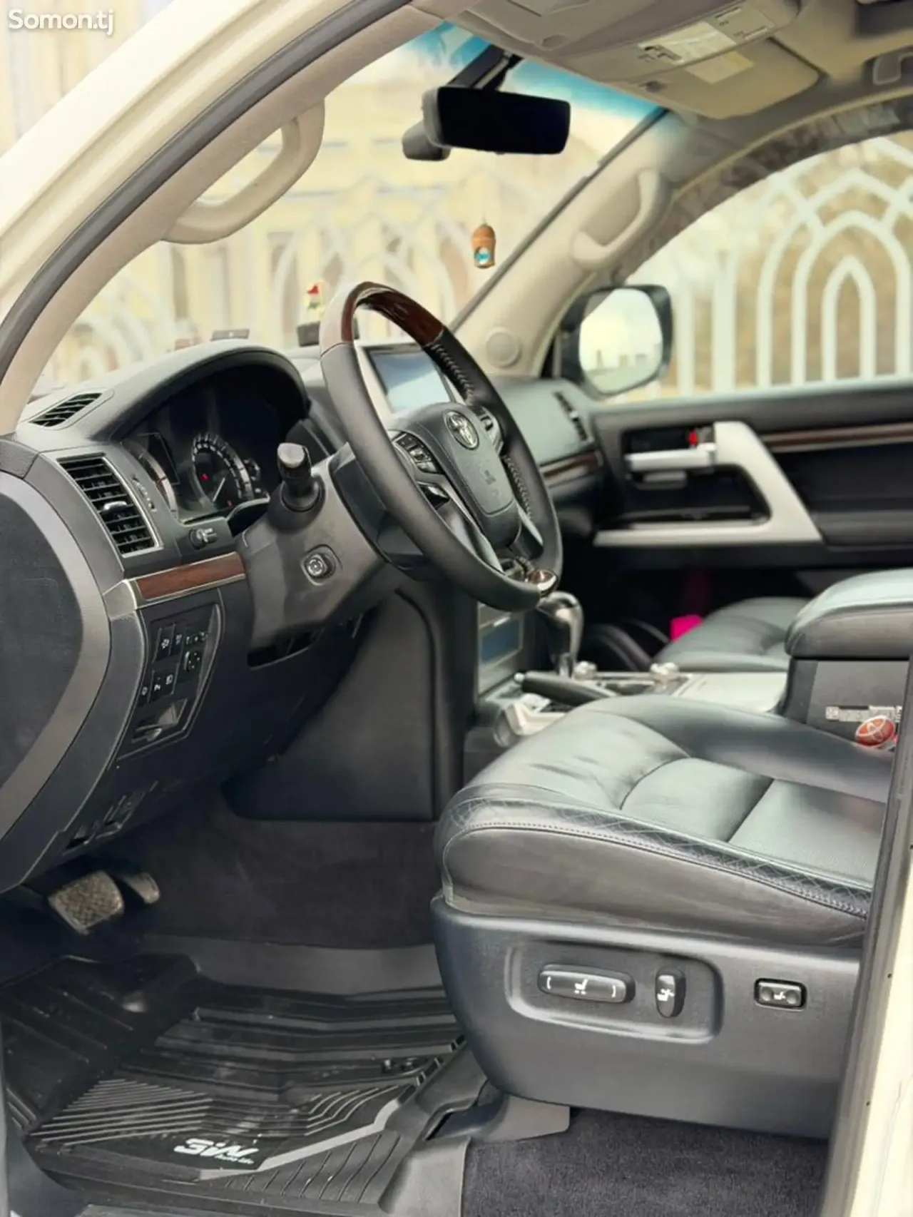 Toyota Land Cruiser 2017 · 4.5 AT