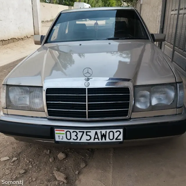 Mercedes-Benz E class 1989 · 2.4 MT
