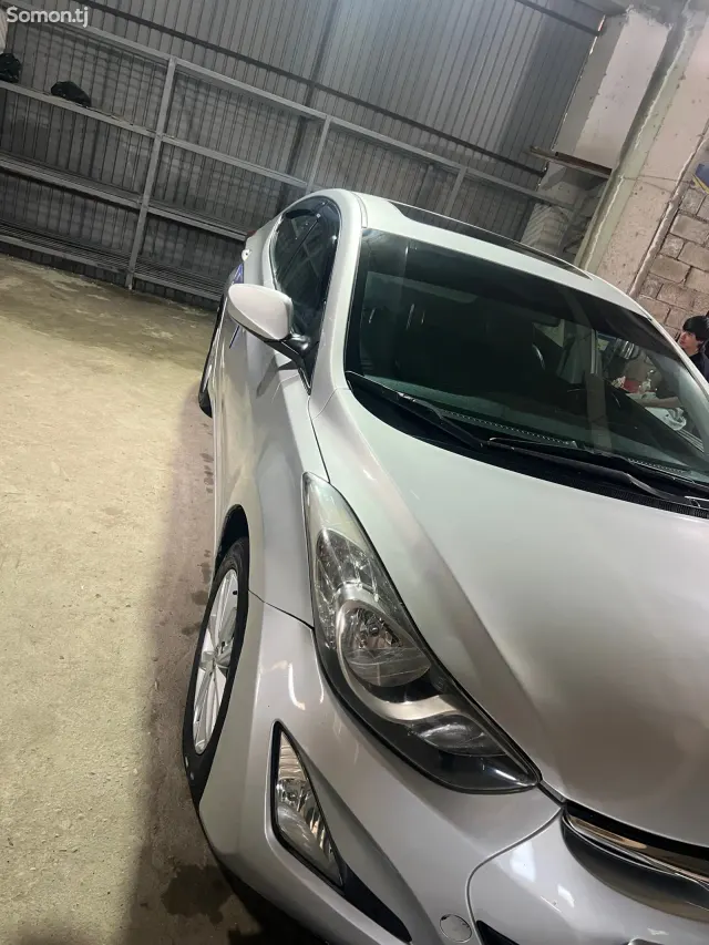 Hyundai Elantra 2015 · 1.8 AT