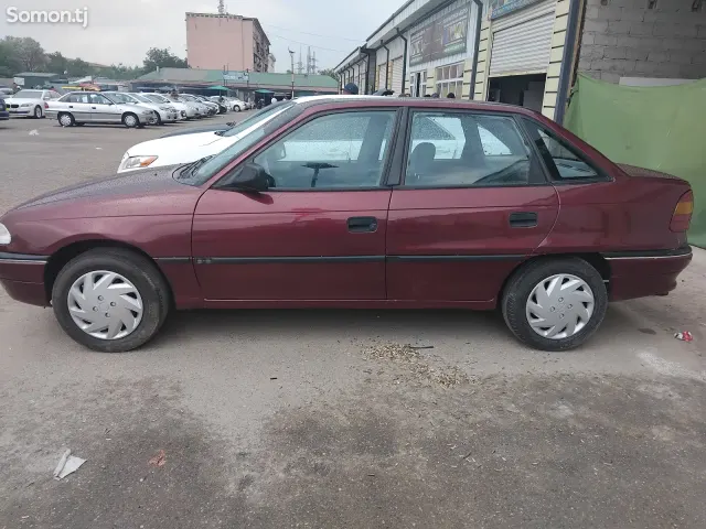 Opel Astra F 1993 · 1.6 MT