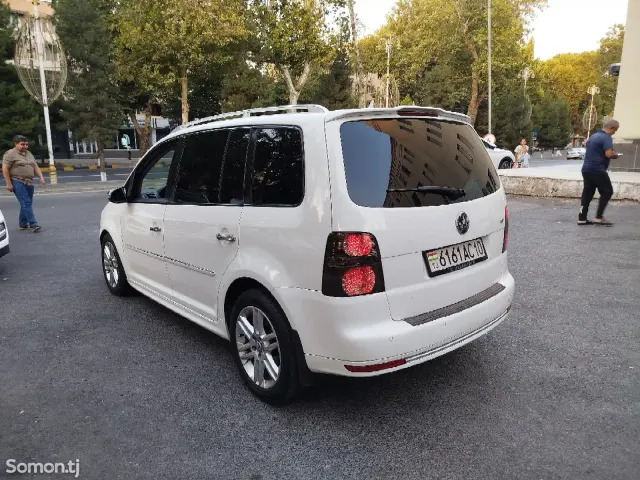 Volkswagen Touran 2008 · 1.9 AT