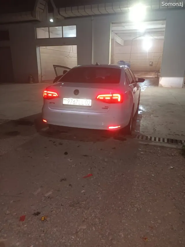 Volkswagen Jetta 2015 · 2.0 AT