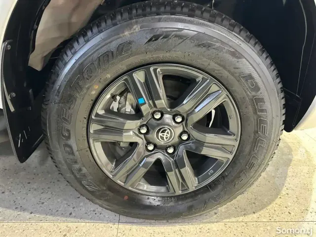 Toyota Hilux 2025 · 2.4 MT