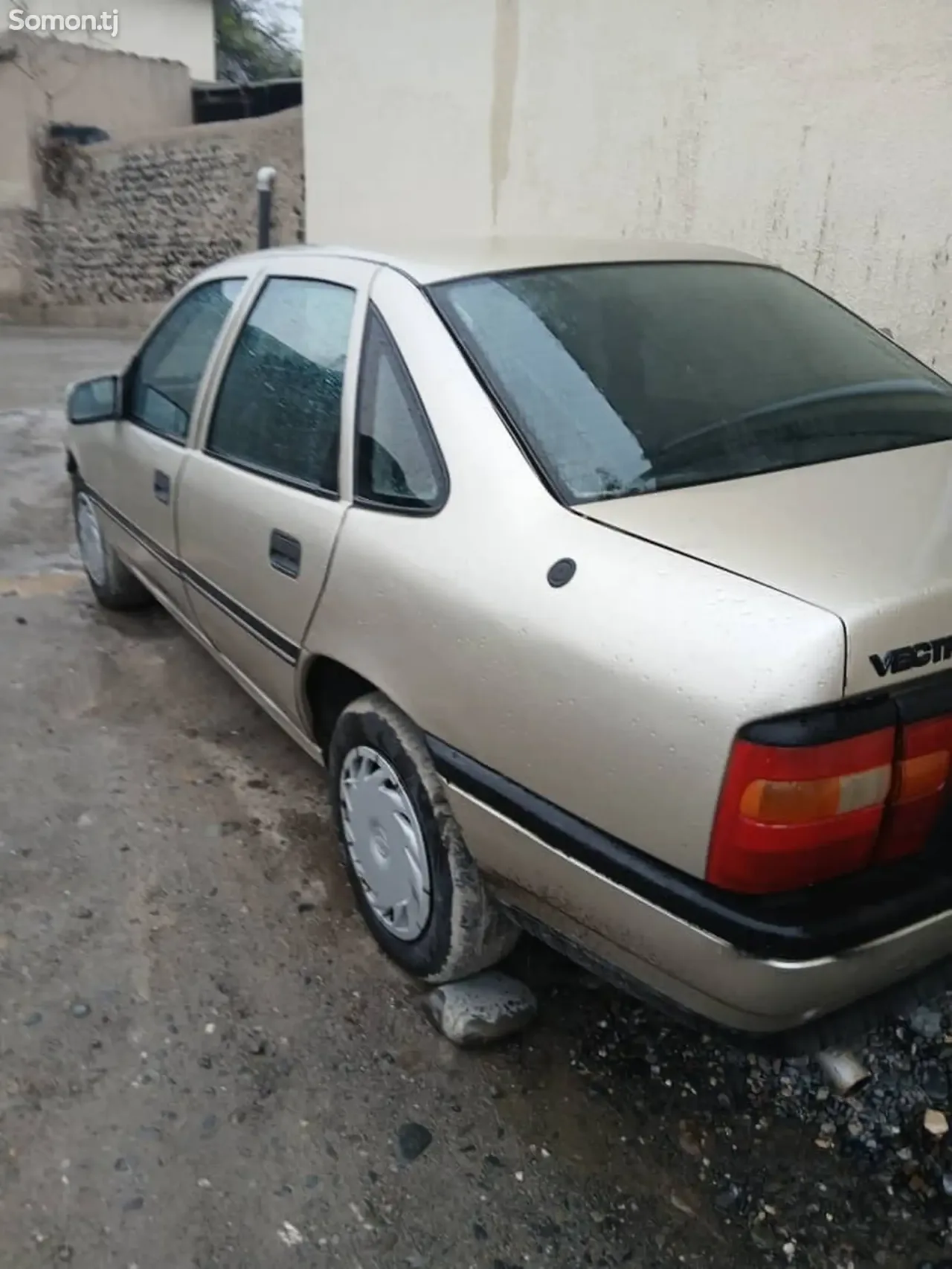 Opel Vectra A 1988 · 1.6 MT