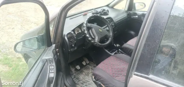 Opel Zafira 2000 · 1.6 MT