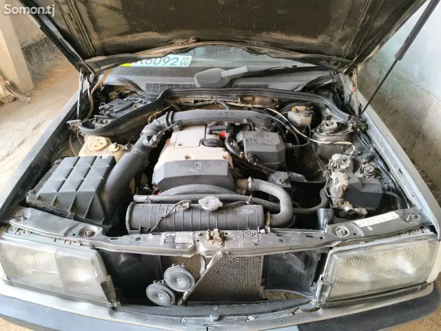 Mercedes-Benz W201 1989 · 1.8 MT