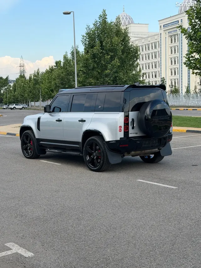 Land Rover Defender 2023 · 3.0 AT