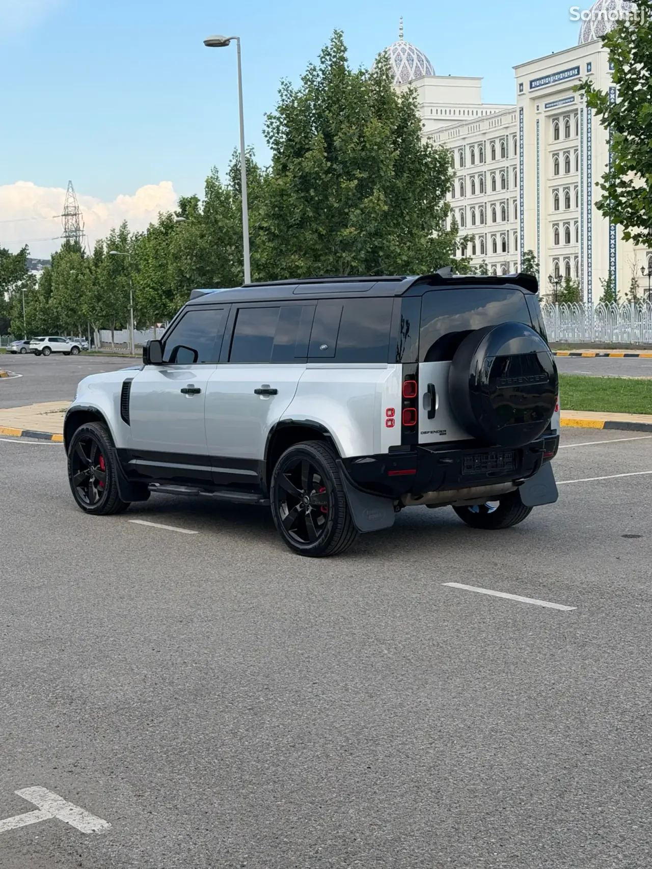 Land Rover Defender 2023 · 3.0 AT