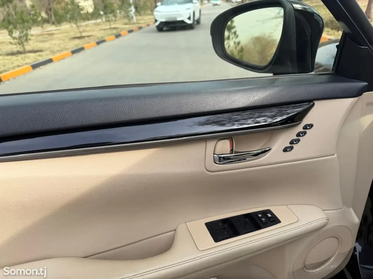 Lexus ES series 2015 · 2.5 AT