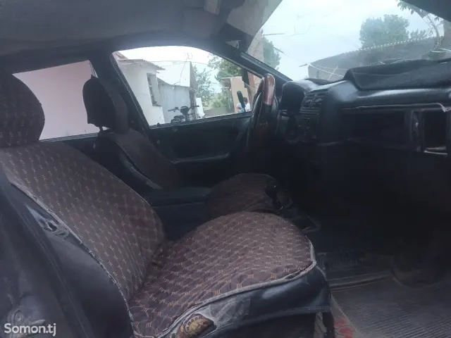 Opel Vectra A 1992 · 1.8 MT