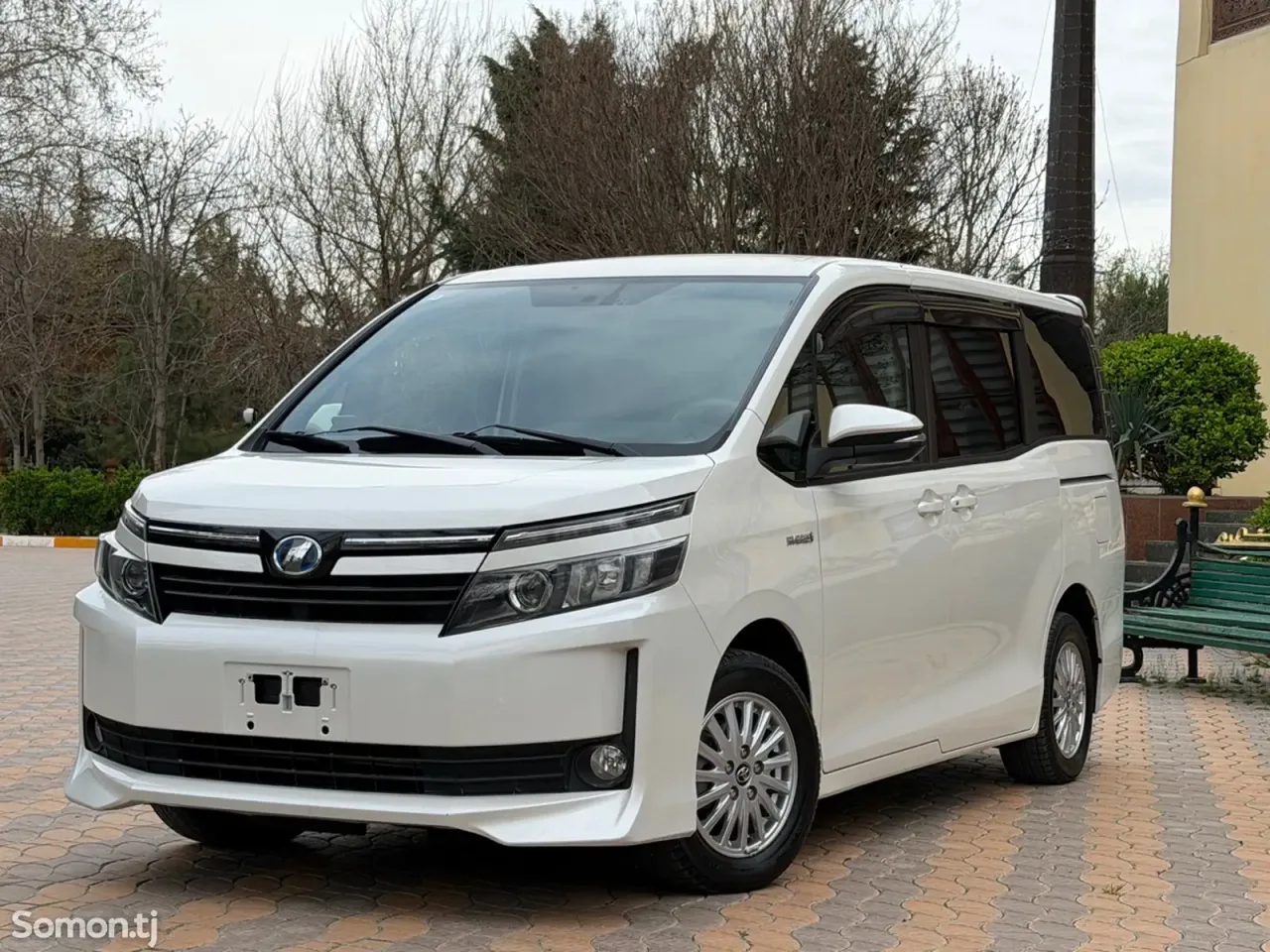 Toyota Voxy 2014 · 2.0 AT