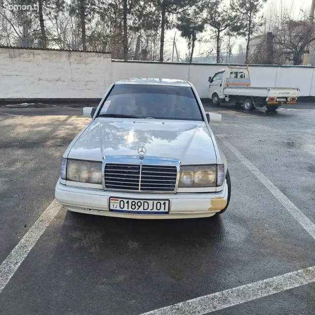 Mercedes-Benz W124 1990 · 2.0 MT
