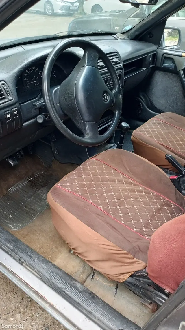 Opel Vectra A 1990 · 1.6 MT