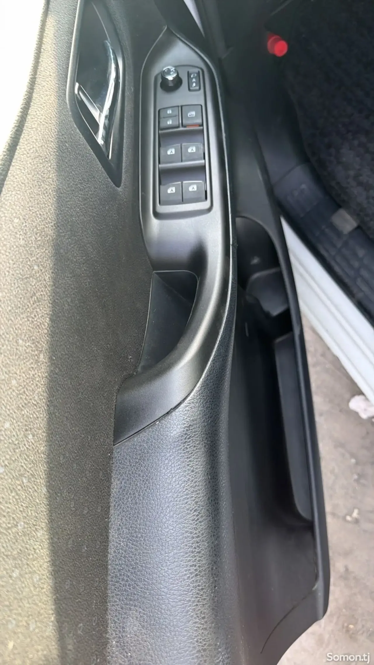 Toyota Voxy 2014 · AT