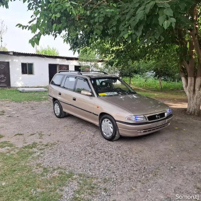 Opel Astra F 1998 · 1.6 MT