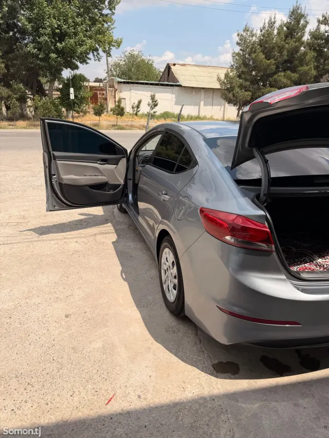 Hyundai Elantra 2017 · 2.0 AT