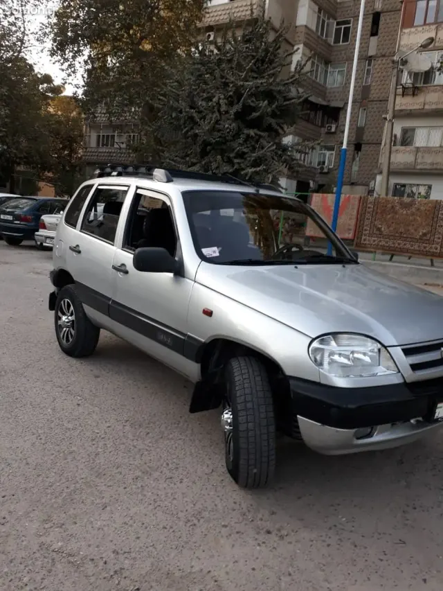 Chevrolet Niva 2004 · 1.7 MT