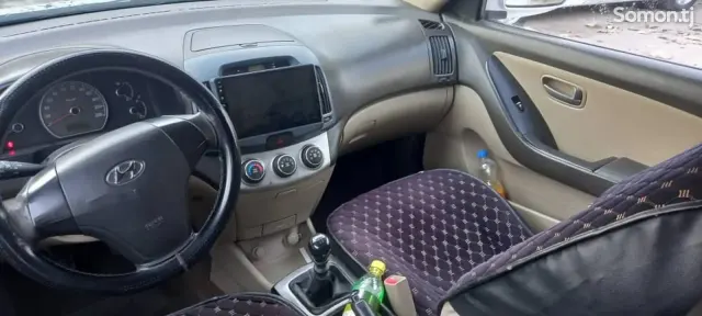 Hyundai Elantra 2009 · 1.8 MT