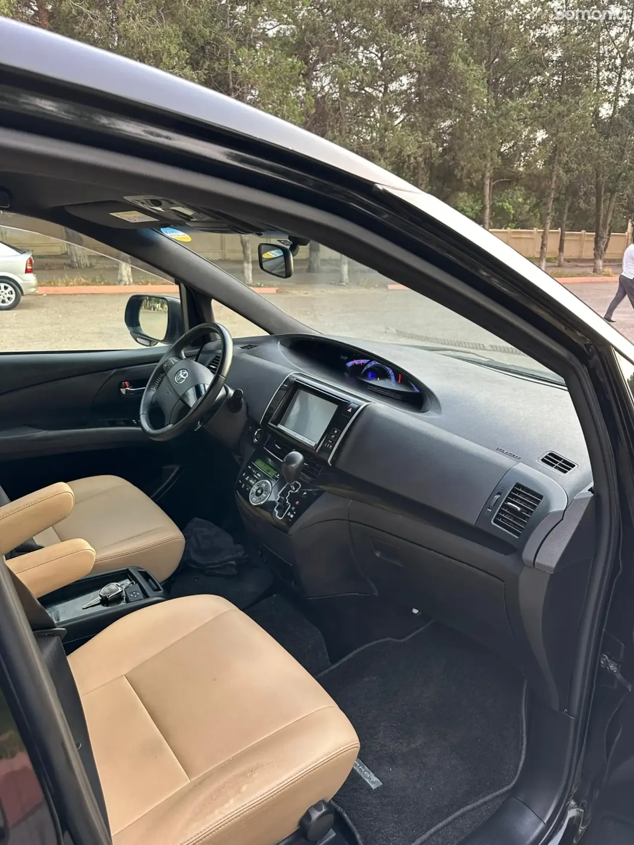 Toyota Estima 2014 · 2.4 AT