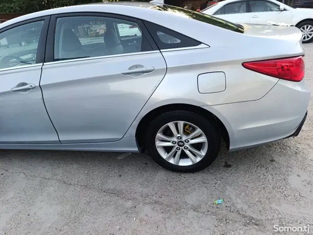 Hyundai Sonata 2011 · 2.4 AT