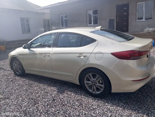 Hyundai Elantra 2018 · 2.0 AT