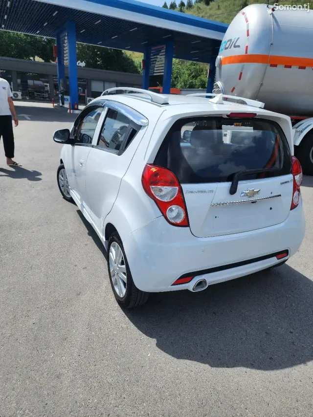 Chevrolet Spark 2014 · 1.1 AT