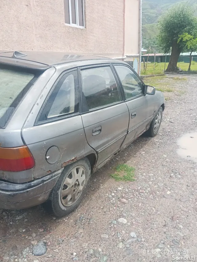 Opel Astra F 1992 · 1.6 MT