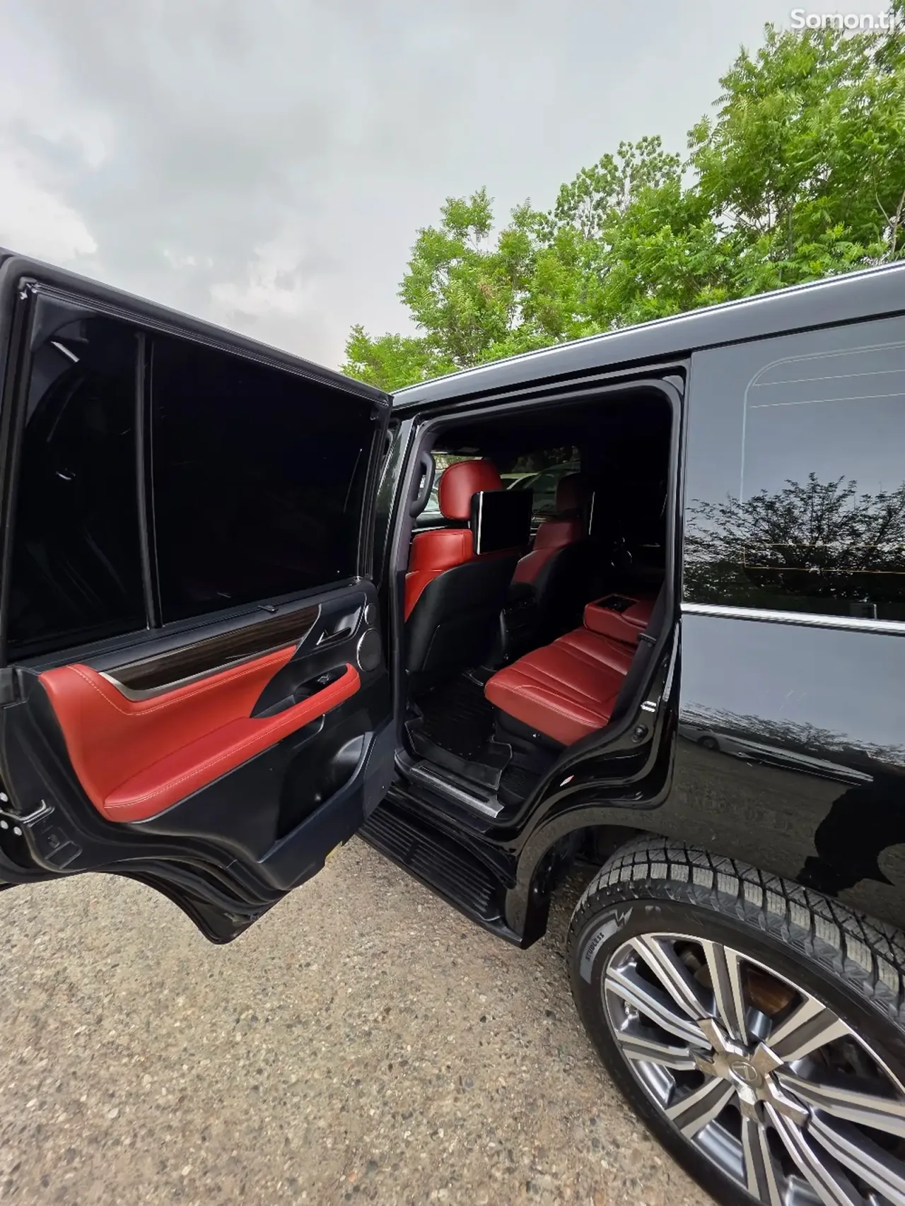 Lexus LX series 2017 · 5.7 AT