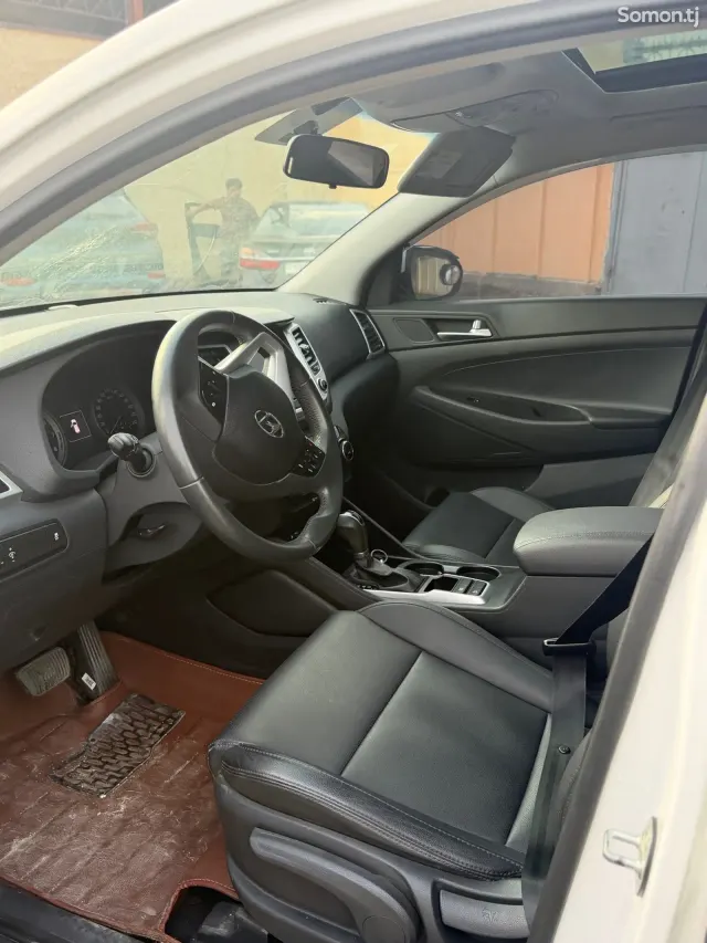 Hyundai Tucson 2015 · 1.6 AT