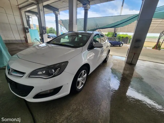 Opel Astra J 2014 · 1.6 MT
