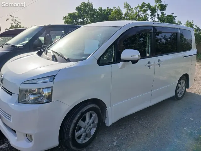 Toyota Voxy 2007 · 1.8 CVT
