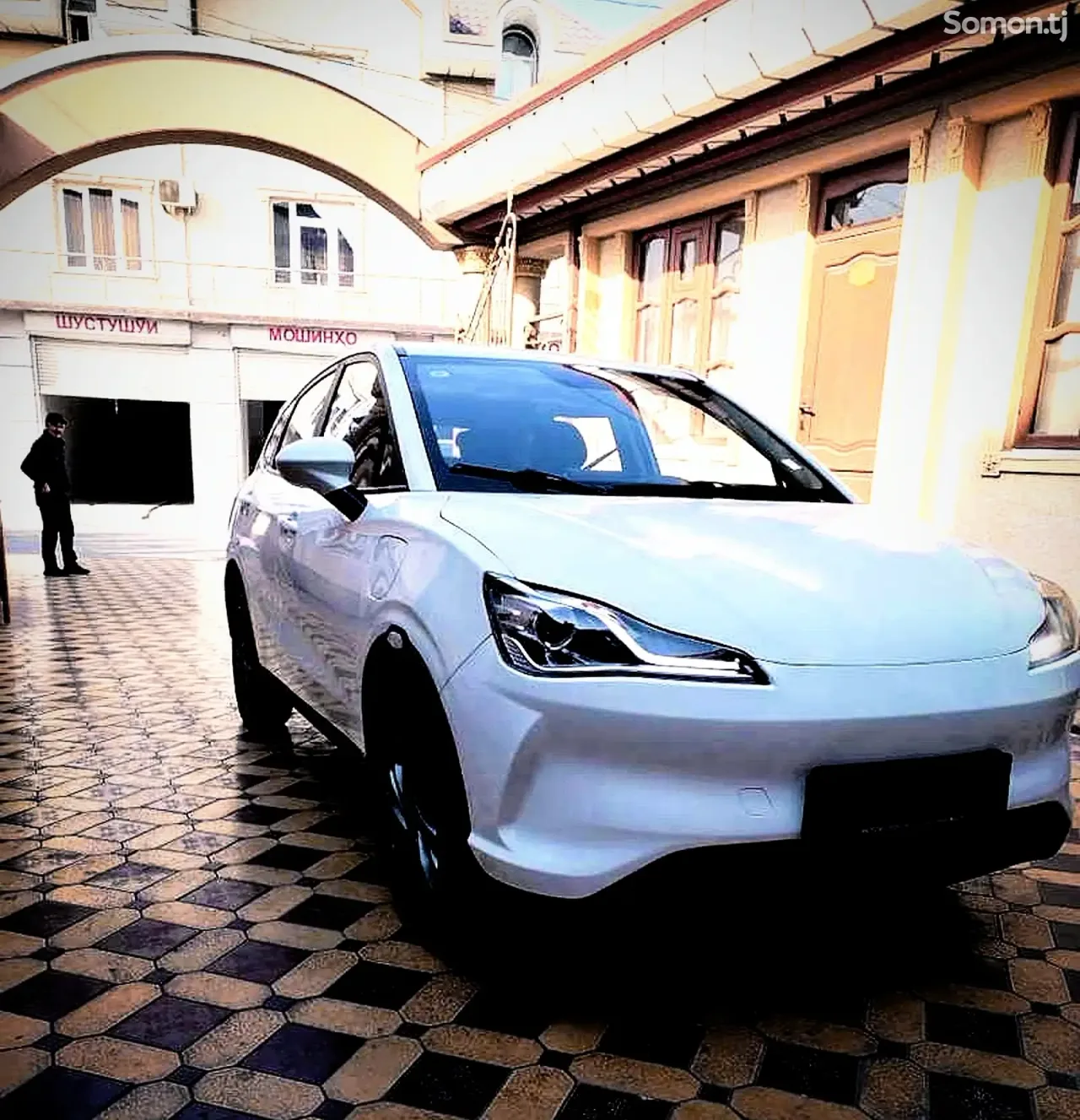 Neta V 2022 · AT