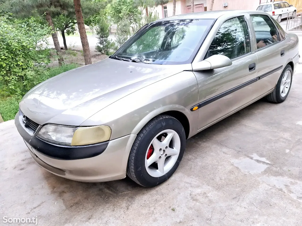 Opel Vectra B 1996 · 1.6 MT