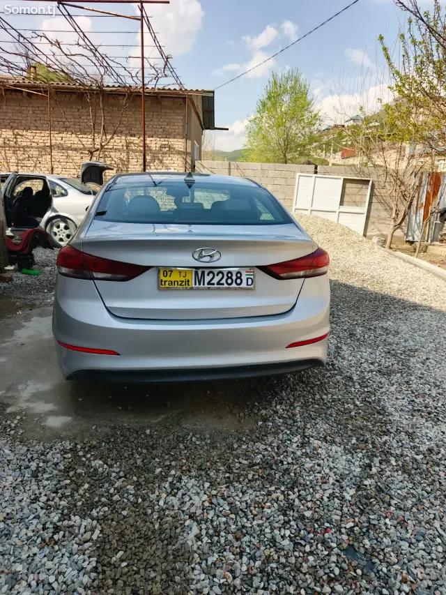 Hyundai Elantra 2017 · 2.0 AT