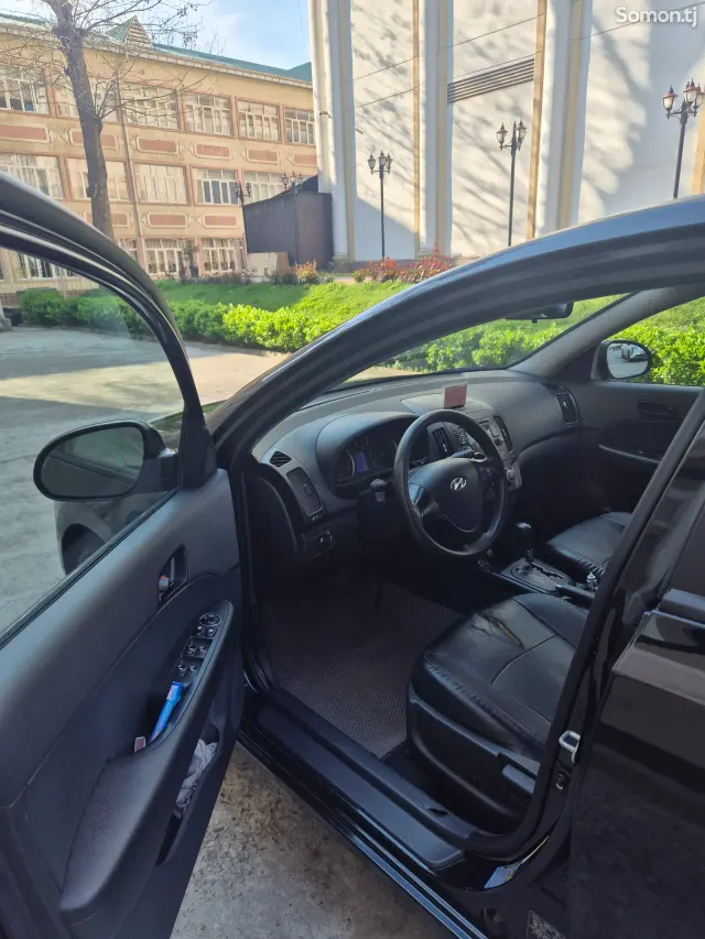 Hyundai Elantra 2011 · 2.0 AT