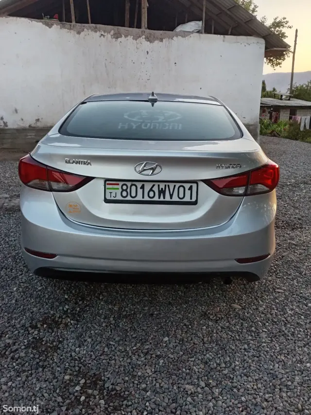 Hyundai Elantra 2016 · 1.8 AT