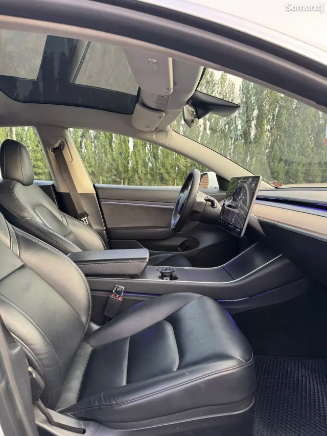Tesla Model 3 2021 · AT