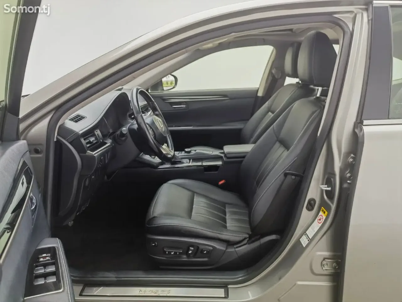 Lexus ES series 2016 · AT