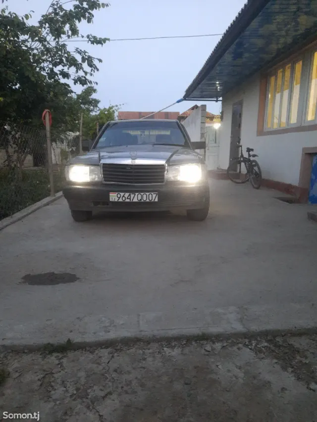 Mercedes-Benz W201 1990 · 2.0 MT