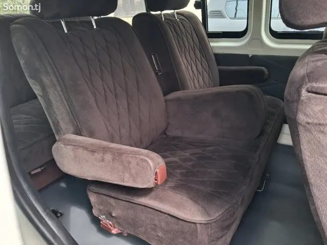 Toyota HiAce 2007 · 2.4 MT
